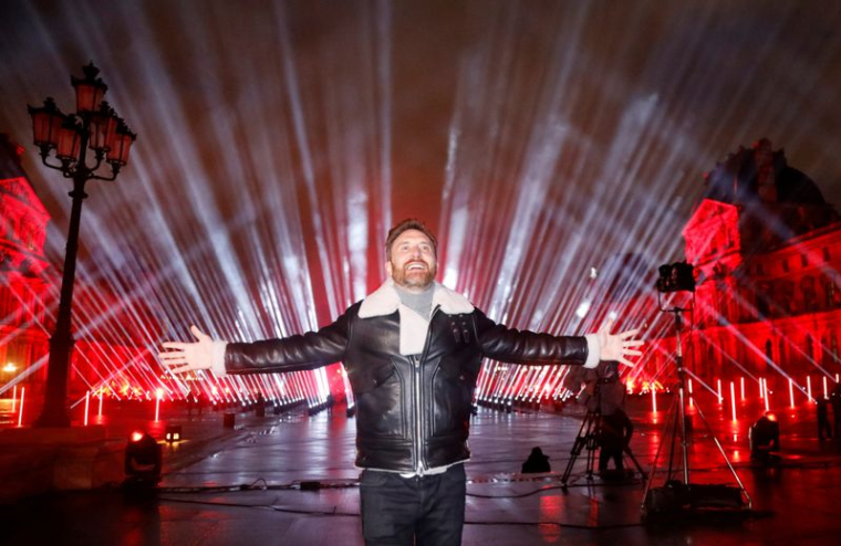 "FAITES-VOUS VACCINER", DIT DAVID GUETTA EN CONCERT AU LOUVRE POUR LE NOUVEL AN