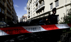 Un périmètre policier établi dans une rue de Villeurbanne, près de Lyon, où une mère et ses deux enfants ont été découverts morts dans leur appartement, le 31 août 2025   ( AFP / JEFF PACHOUD )