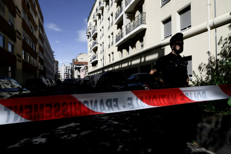 Un périmètre policier établi dans une rue de Villeurbanne, près de Lyon, où une mère et ses deux enfants ont été découverts morts dans leur appartement, le 31 août 2025 ( AFP / JEFF PACHOUD )
