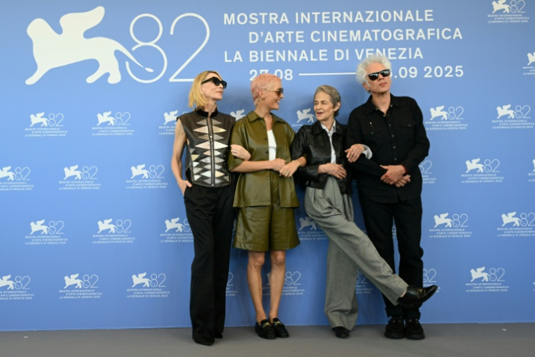 (Depuis la gauche) les actrices Cate Blanchett, Vicky Krieps, Charlotte Rampling et le réalisateur américain Jim Jarmusch le 31 août à la Mostra de Venise pour le film "Father Mother Sister Brother" ( AFP / Tiziana FABI )