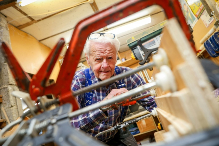 Noel Anderson, 89 ans, travaille dans son atelier de fabrication de harpes, le 29 septembre 2025 à Strabane, en Irlande du Nord ( AFP / Paul Faith )