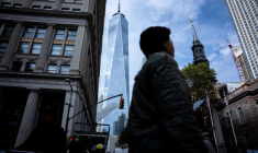 Des gens se promènent dans le quartier financier de New York.