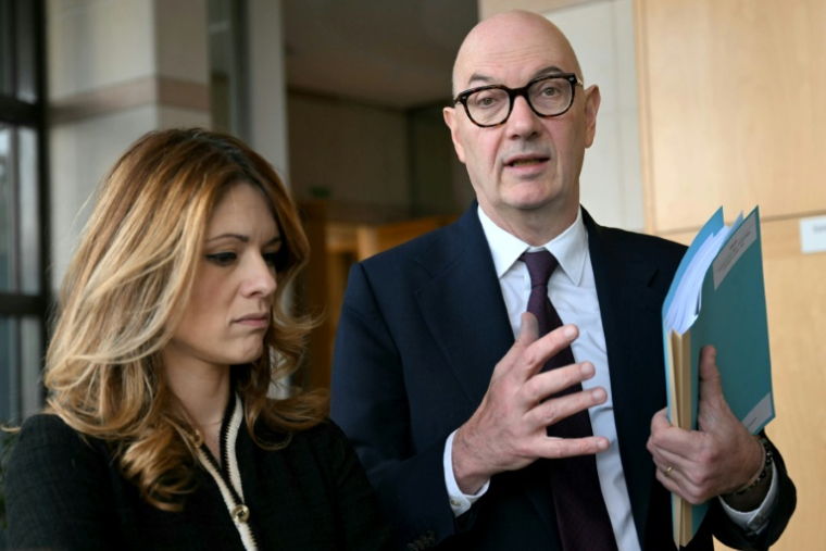 Le ministre de l'Economie Roland Lescure et la ministre déléguée à l'Energie et porte-parole du gouvernement Maud Bregeon, le 30 mras 2026 à Paris  ( AFP / Anna KURTH )