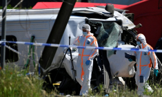 Un car scolaire, transportant des enfants, a été percuté par un train, à Buggenhout, en Belgique, le 26 mai 2026 ( AFP / JOHN THYS )