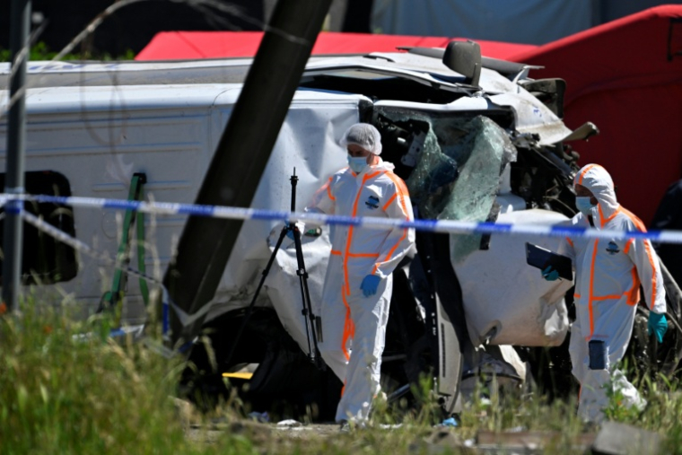 Un car scolaire, transportant des enfants, a été percuté par un train, à Buggenhout, en Belgique, le 26 mai 2026 ( AFP / JOHN THYS )