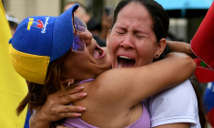 Deux exilées vénézuéliennes exultent à Medellin, en Colombie, après l'annonce de la capture de Nicolas Maduro, le 3 janvier 2026 ( AFP / JAIME SALDARRIAGA )