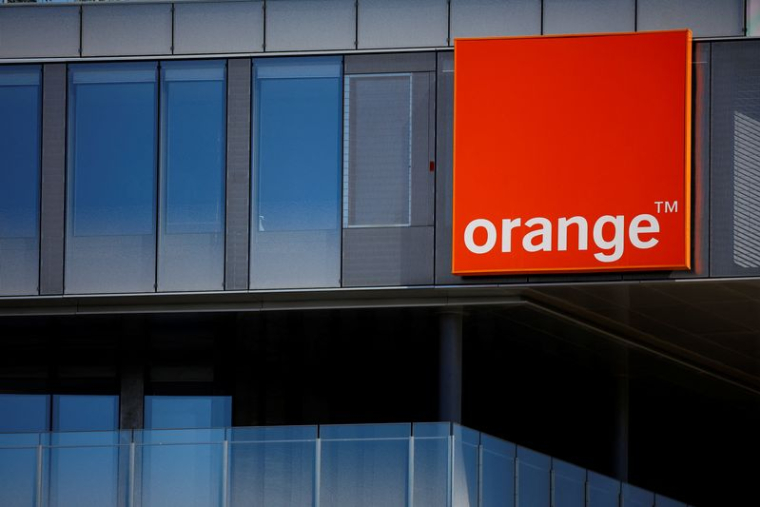 Le logo du groupe de télécommunications Orange au siège de la société à Issy-les-Moulineaux