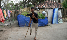 Raju Modiyam, qui a perdu une jambe dans l'explosion d'une mine artisanale, se déplace à l'aide d'une béquille dans le village de Lankapalli du district de Bijapur, dans l'Etat de Chhattisgar, le 1er avril 2026 en Inde ( AFP / Shammi MEHRA )