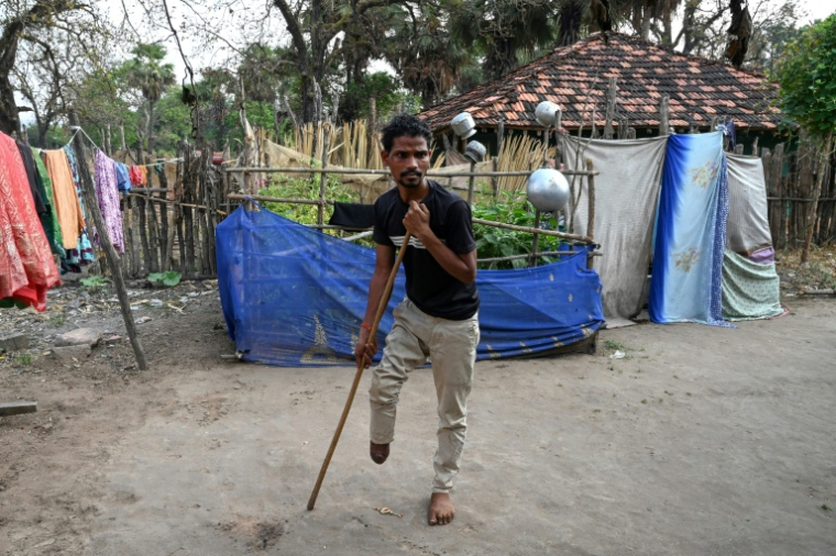 Raju Modiyam, qui a perdu une jambe dans l'explosion d'une mine artisanale, se déplace à l'aide d'une béquille dans le village de Lankapalli du district de Bijapur, dans l'Etat de Chhattisgar, le 1er avril 2026 en Inde ( AFP / Shammi MEHRA )