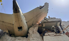 Photo de l'arrière du Boeing d'Air India qui s'est écrasé sur une zone résidentielle près de l'aéroport d'Ahmedabad, dans l'ouest de l'Inde, publiée le 12 juin 2025 sur un compte X de la police indienne. ( CENTRAL INDUSTRIAL SECURITY FORCE (CISF) / Handout )