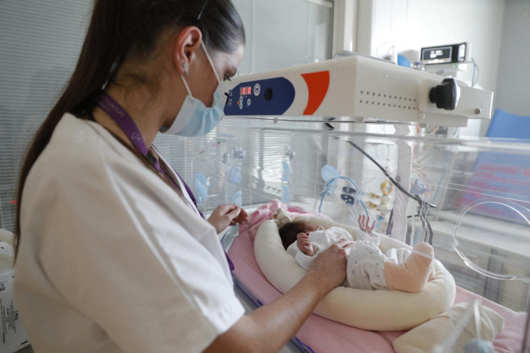 Une infirmière place un nouveau-né dans une couveuse après des examens au service de maternité de l'hôpital d'Ajaccio(Corse) le 18 janvier 2024. ( AFP / PASCAL POCHARD-CASABIANCA )