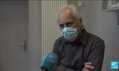 Paris : une association vaccine les plus démunis contre le Covid-19