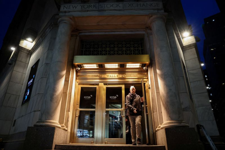 Des personnes sortent du New York Stock Exchange (NYSE) sur Wall Street à New York