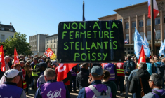 Des employés de Stellantis manifestent à Poissy (Yvelines) le 23 avril 2026 ( AFP / Alain JOCARD )