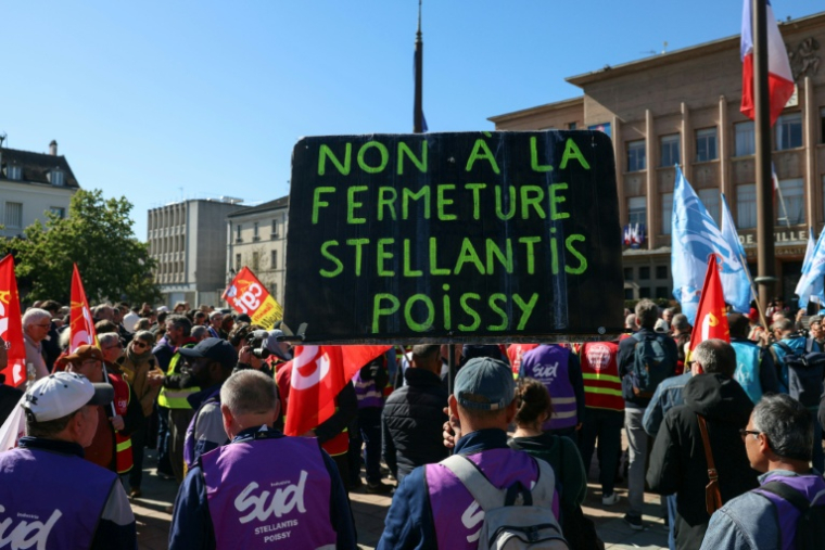 Des employés de Stellantis manifestent à Poissy (Yvelines) le 23 avril 2026 ( AFP / Alain JOCARD )