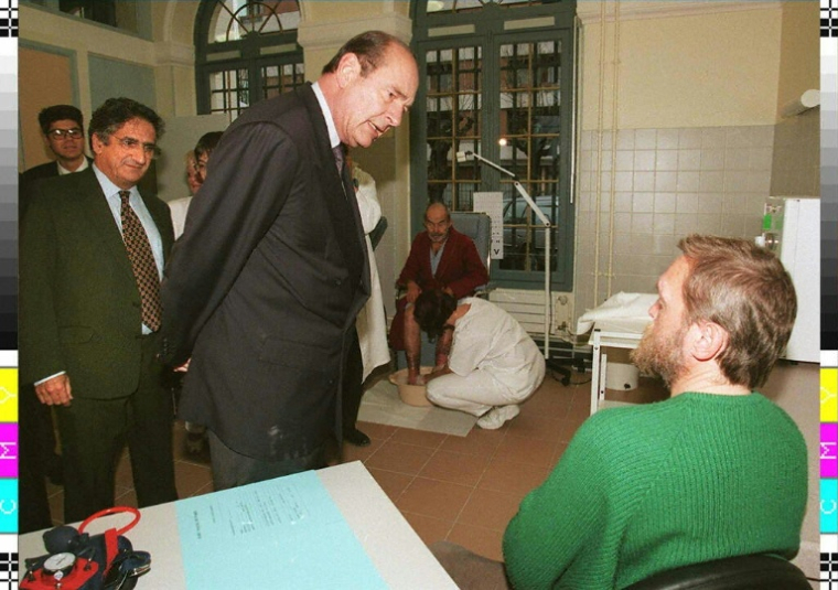 Le président Jacques Chirac (au centre) et le secrétaire d'État à l'Action humanitaire d'urgence Xavier Emmanuelli dans des locaux du Samu social à Saint-Mandé, près de Paris, le 19 décembre 1996 ( AFP / MICHEL LIPCHITZ )