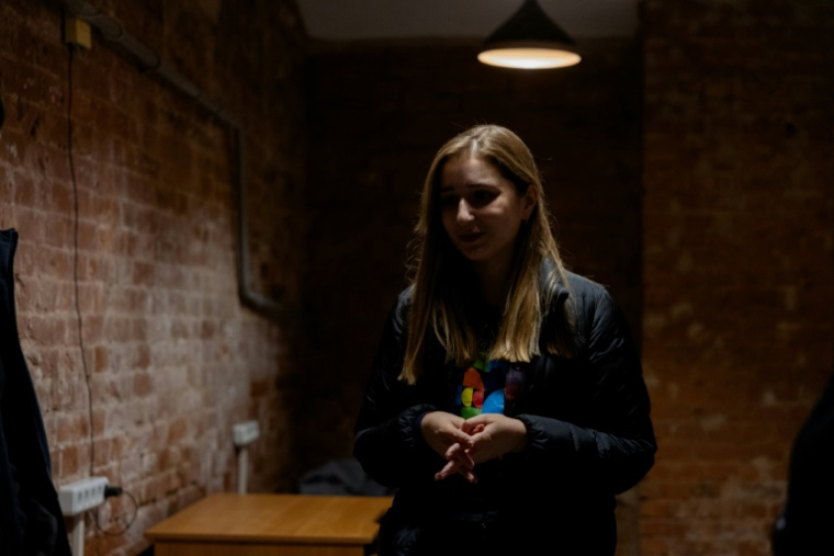 Oleksandra Novosel, journaliste ukrainienne pour Suspilné, dans un sous-sol à Kharkiv, dans le nord-est de l'Ukraine, le 15 mai 2025 ( AFP / Tetiana DZHAFAROVA )