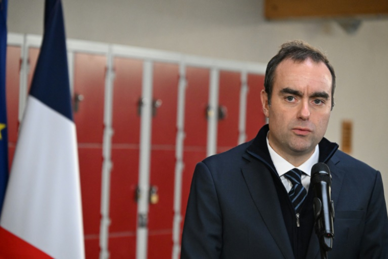 Le Premier ministre français Sébastien Lecornu lors de l'inauguration de l'école Aurélie Aubert à Rugles (Eure), le 12 décembre 2025 ( AP POOL / Emma Da Silva )