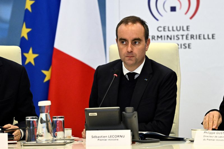 Le Premier ministre français, Sébastien Lecornu, participe à une réunion de crise interministérielle au ministère de l'Intérieur à Paris.