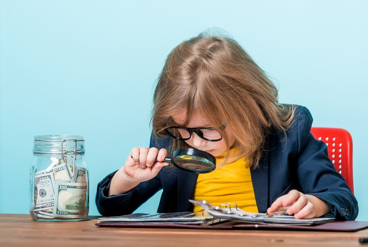 (Fillette comptant ses billets pour évaluer les dépenses de rentrée - Crédit photo : Adobe Stock)
