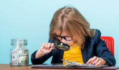 (Fillette comptant ses billets pour évaluer les dépenses de rentrée - Crédit photo : Adobe Stock)
