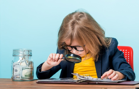 (Fillette comptant ses billets pour évaluer les dépenses de rentrée - Crédit photo : Adobe Stock)