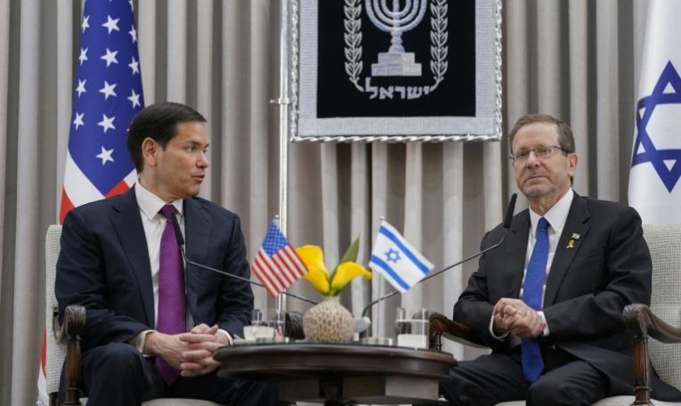 Le président israélien Isaac Herzog (D) reçoit le secrétaire d'Etat américain Marco Rubio à Jérusalem, le 15 septembre 2025 ( POOL / Nathan Howard )