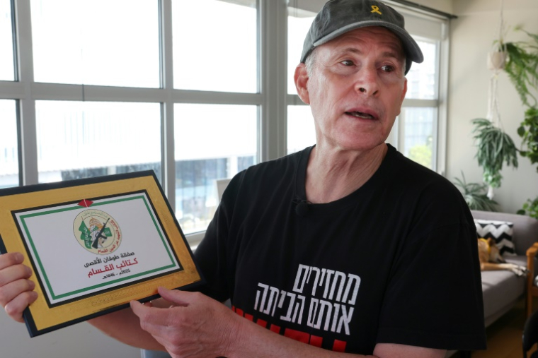 L'Israélo-américain Keith Siegel, qui a passé 484 jours en captivité à Gaza, montre un certificat de libération de ses ravisseurs lors d'un entretien avec l'AFP, le 12 juin 2025 à Tel-Aviv ( AFP / JACK GUEZ )