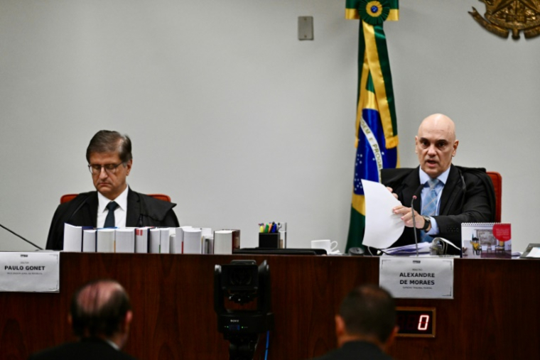 À Brasilia, le juge Alexandre de Moraes échange avec le procureur général Paulo Gonet lors du procès pour tentative de coup d’État de Bolsonaro le 9 juin 2025 ( AFP / EVARISTO SA )