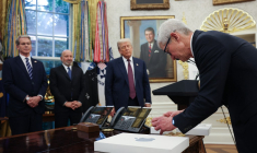 Sous les yeux de Donald Trump, Tim Cook a assemblé dans le Bureau ovale un cadeau fait d'un disque en verre trempé orné du logo d'Apple, posé sur un support en or 24 carats ( GETTY IMAGES NORTH AMERICA / WIN MCNAMEE )