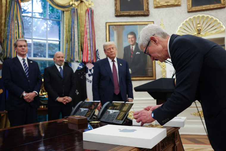Sous les yeux de Donald Trump, Tim Cook a assemblé dans le Bureau ovale un cadeau fait d'un disque en verre trempé orné du logo d'Apple, posé sur un support en or 24 carats ( GETTY IMAGES NORTH AMERICA / WIN MCNAMEE )
