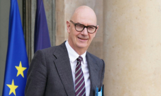 Le ministre de l'Economie Roland Lescure à la sortie de l'Elyséee, le 17 décembre 2025 à Paris ( AFP / Dimitar DILKOFF )