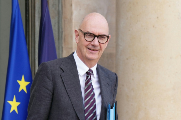 Le ministre de l'Economie Roland Lescure à la sortie de l'Elyséee, le 17 décembre 2025 à Paris ( AFP / Dimitar DILKOFF )