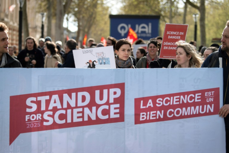 Manifestation de soutien au milieu scientifique américain, à Toulouse, le 3 avril 2025 ( AFP / Matthieu RONDEL )