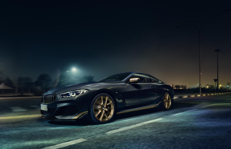 La Golden Thunder se distingue par sa carrosserie Sapphire Black ou Frozen Black. Contrastant avec le noir, les touches de peintures or mettent en valeur les lignes sportives du véhicule. On trouve de la dorure sur le bouclier avant, les bas de caisse, la jupe arrière et sur les coques des rétroviseurs. (crédit : BMW)