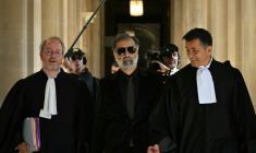 Le plaignant Abderrahmane Ouatiki (au centre), entouré de ses avocats, arrive au procès du braquage de Kim Kardashian, le 28 avril 2025 à Paris   ( AFP / Bertrand GUAY )