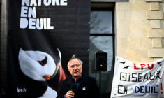 La Ligue de Protection des Oiseaux (LPO), présidée par Allain Bougrain Dubourg, avait organisé l'enterrement symbolique de la biodiversité le 13 mars 2025 à Rochefort (Charente-Maritime) ( AFP / Christophe ARCHAMBAULT )