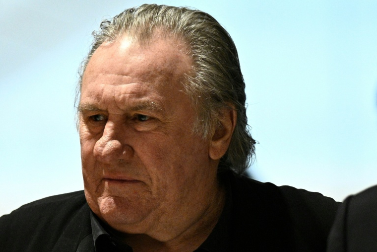 Gérard Depardieu le 27 mars 2025 à Paris ( AFP / JULIEN DE ROSA )