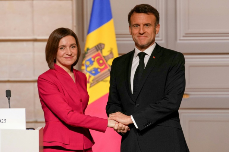 Le président Emmanuel Macron et son homologue moldave Maia Sandu à l'Elysée, le 10 mars 2025 à Paris ( POOL / Christophe Ena )