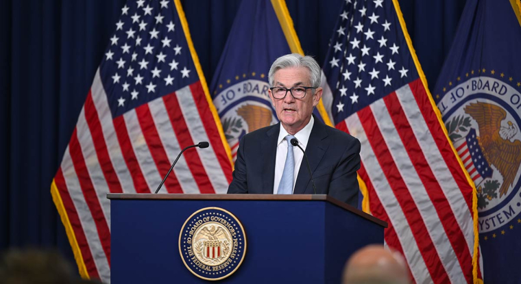 Jerome Powell, président de la banque centrale américaine, a annoncé, le 2 novembre, le relèvement de 0,75 point de pourcentage du taux directeur, qui se situe désormais entre 3,75 et 4%, au plus haut niveau depuis la crise de 2008. (© FED)