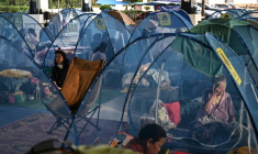 Un centre pour personnes déplacées dans la province thaïlandaise de Sa Keo, près de la frontière avec le Cambodge, le 10 décembre 2025 ( AFP / Lillian SUWANRUMPHA )