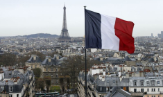 Un drapeau français au-dessus des toits à Paris