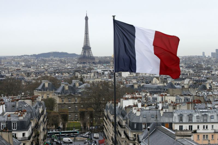 Un drapeau français au-dessus des toits à Paris