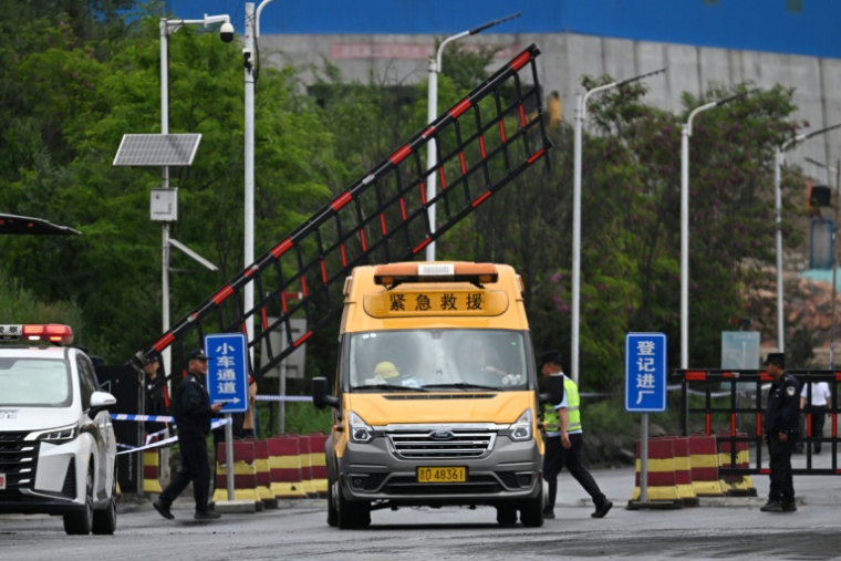 Un véhicule des secours quitte la mine de charbon de Liushenyu, où un coup de grisou dévastateur a fait au moins 82 morts, le 24 mai 2026 dans le district administratif de Qinyuan, dans la province chinoise septentrionale du Shanxi ( AFP / GREG BAKER )