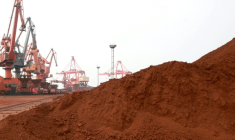Des terres rares en attente de chargement sur un navire dans un port de Lianyungang, dans la province du Jiangsu, à l'est de la Chine, le 5 septembre 2010 ( AFP / STR )