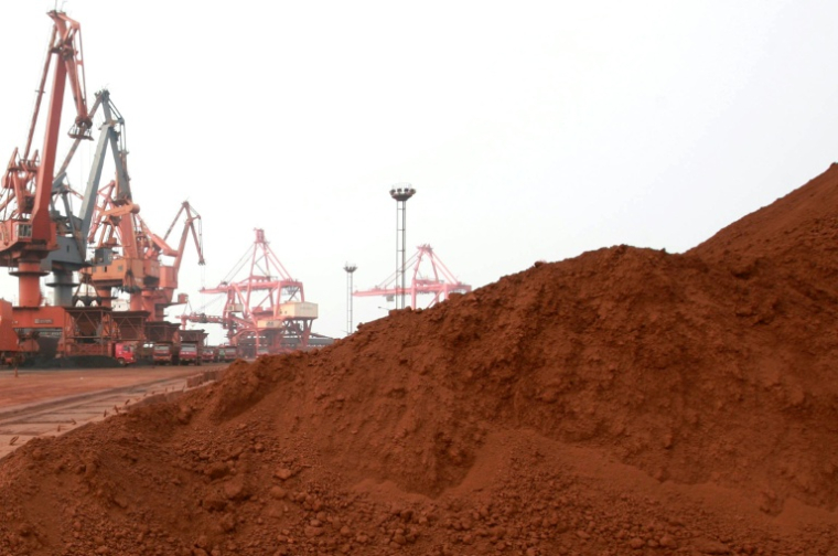 Des terres rares en attente de chargement sur un navire dans un port de Lianyungang, dans la province du Jiangsu, à l'est de la Chine, le 5 septembre 2010 ( AFP / STR )