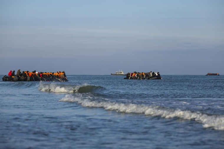 Des migrants à bord de bateaux de passeurs pour tenter de traverser la Manche, au large de Gravelines, le 27 septembre 2025 dans le Nord ( AFP / Sameer Al-DOUMY )