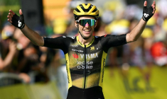 Le Britannique Simon Yates remporte la 10e étape du Tour de France, au Mont-Dore, le 14 juillet 2025 ( AFP / Loic VENANCE )