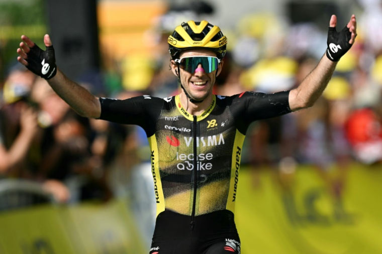 Le Britannique Simon Yates remporte la 10e étape du Tour de France, au Mont-Dore, le 14 juillet 2025 ( AFP / Loic VENANCE )