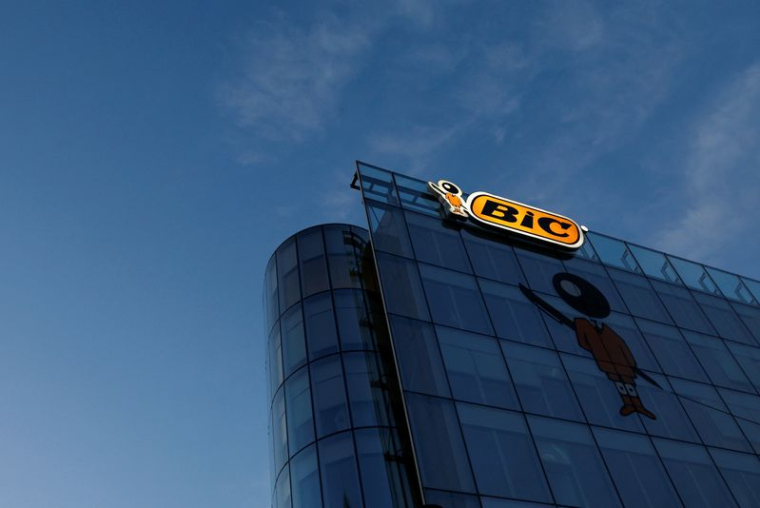 Le logo BIC au siège de la société à Clichy